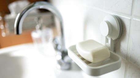 Es fundamental dejar actuar el producto por un periodo de 30 minutos antes de tallar con la escobilla y descargar el agua. UNSPLASH