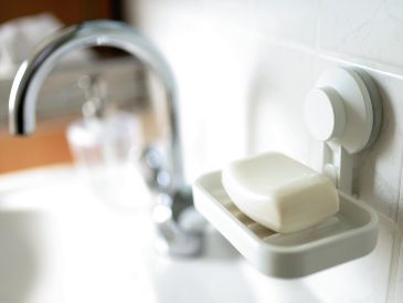 Es fundamental dejar actuar el producto por un periodo de 30 minutos antes de tallar con la escobilla y descargar el agua. UNSPLASH