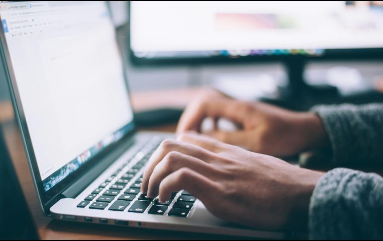 Si te toca laborar el próximo viernes 1 de mayo y tu empleador no cubre el monto equivalente al pago triple, puedes acudir a la PROFEDET. Unsplash