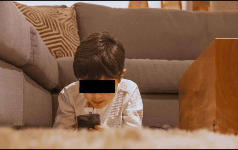 Se sugiere que el primer contacto con dispositivos ocurra a partir del primer año de primaria y bajo supervisión adulta. ESPECIAL / CANVA