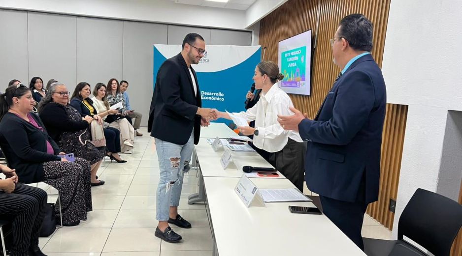 Esta mañana, en las oficinas de la Sedeco, se entregaron los primeros 60 reconocimientos 