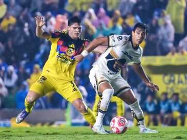 Israel Reyes y José Juan Macias disputan un balón en el torneo anterior. IMAGO7/ ARCHIVO