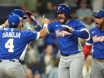 El pelotero enalteció la fuerza mental y física del equipo y agradeció a Dios por permitirles alzar el trofeo. AP/ R. Blackwell.