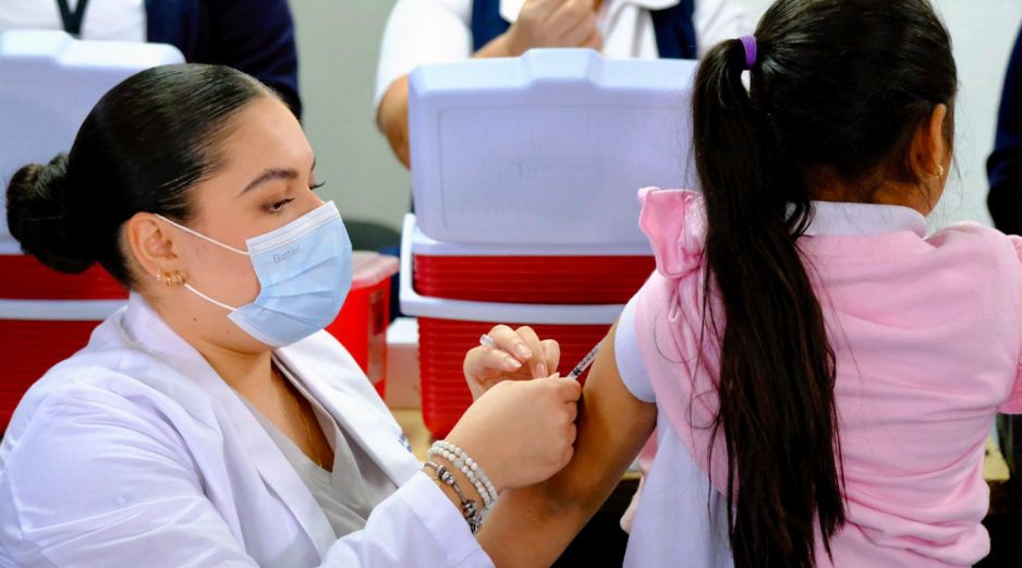 La baja se refuerza con la vacunación, que supera 2.8 millones de dosis aplicadas en Jalisco. ESPECIAL