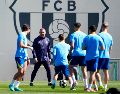 Hansi Flick da indicaciones durante el entrenamiento del Barcelona previo al juego de hoy. EFE/A. García