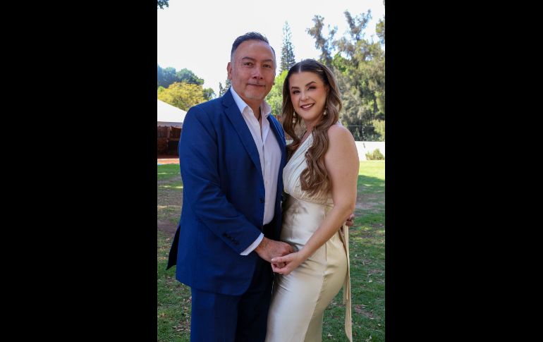 Raúl González y Fabiola Cárdenas. GENTE BIEN JALISCO / Bautizo de Renata Belmonte Cárdenas