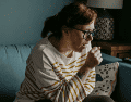 Las causas de la tos pueden abarcar varios aspectos de la salud. UNSPLASH / A. SPRATT