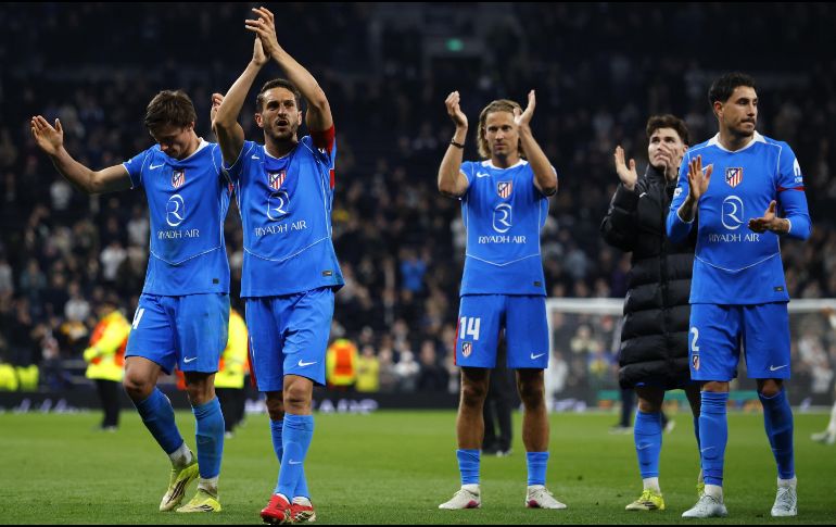 En el conjunto colchonero se vieron forzados a apagar el fuego un par de veces, antes de que se convirtieran en incendios. EFE/ T. AKMEN.