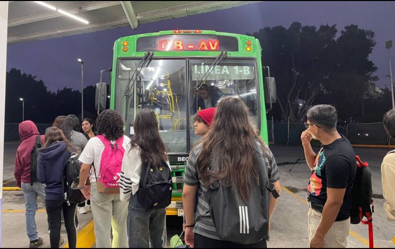 Estudiantes denuncian que los retrasos son de hasta una hora.  X/@SITEURJAL