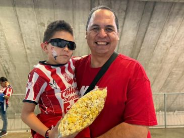 Rodrigo Martínez, aficionado de Chivas, confía en que el equipo mantenga un buen paso al prever un empate ante Monterrey y triunfos frente a Pumas y Tigres. EL INFORMADOR/ F. RAMÍREZ.