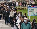 Un grupo de estudiantes forma una fila para recibir antibióticos fuera de un edificio en la Universidad de Kent tras un brote de meningitis. AP/G. Fuller