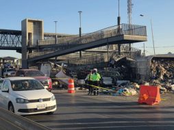 Se trató de un tráiler que cargaba residuos, el cual se impactó contra el puente de una estación Mi Macro Periférico. ESPECIAL