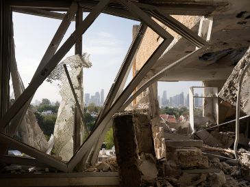Un apartamento se ve dañado tras un ataque de misil iraní en Tel Aviv, Israel, el 19 de marzo de 2026. AP/M. Levin
