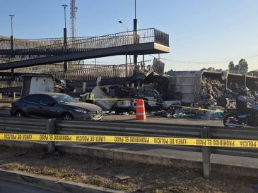 El impacto del tráiler generó daños estructurales en el puente peatonal de la estación de Mi Macro Periférico. ESPECIAL