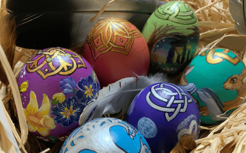 Ostara es una festividad pagana que es celebra el Equinoccio de Primavera asociada a la diosa germánica del mismo nombre. CANVA