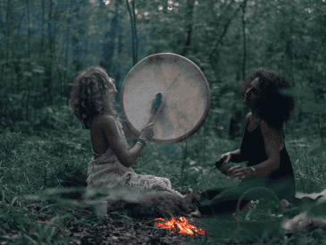 Hay múltiples rituales pero uno de los más difundidos es el de la siembra de intenciones. CANVA