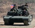 Kim Jong-Un y tres militares montan un tanque conducida por Kim Ju Ae, hija de Kim, en una base de entrenamiento militar. AP/KCNA/Servicio de Noticias de Corea