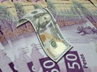 Hoy, la mejor opción en la compra del dólar —en este momento de la mañana, a las 07:20 horas— es en Banamex; y la venta, en BBVA Bancomer. ESPECIAL / CANVA