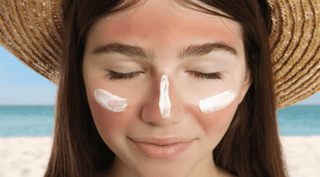 La cantidad de tiempo necesaria bajo el sol puede variar dependiendo de factores como el tono de piel, la edad, la ubicación geográfica y la hora del día. CANVA