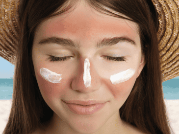 La cantidad de tiempo necesaria bajo el sol puede variar dependiendo de factores como el tono de piel, la edad, la ubicación geográfica y la hora del día. CANVA