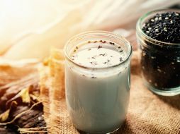 La leche de ajonjolí es una alternativa vegetal rica en calcio y antioxidantes. ESPECIAL / CANVA
