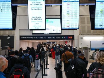 La suspensión de los fondos por un bloqueo presupuestal parcial en el Congreso ha provocado filas más largas de lo habitual en los controles de seguridad de los aeropuertos, donde los empleados de seguridad trabajan sin recibir salario desde febrero. AFP / R. Schemidt