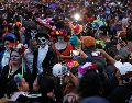 El desfile de Catrinas Mundialistas llegará a la capital con un trayecto por vialidades emblemáticas. AP