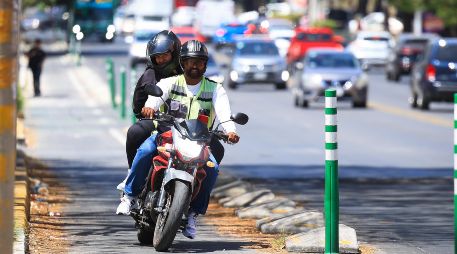 Dos personas se desplazan en motocicleta sobre una ciclovía, ocupando un espacio destinado exclusivamente a ciclistas y usuarios de movilidad no motorizada. EL INFORMADOR/J. Acosta