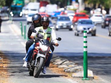Dos personas se desplazan en motocicleta sobre una ciclovía, ocupando un espacio destinado exclusivamente a ciclistas y usuarios de movilidad no motorizada. EL INFORMADOR/J. Acosta