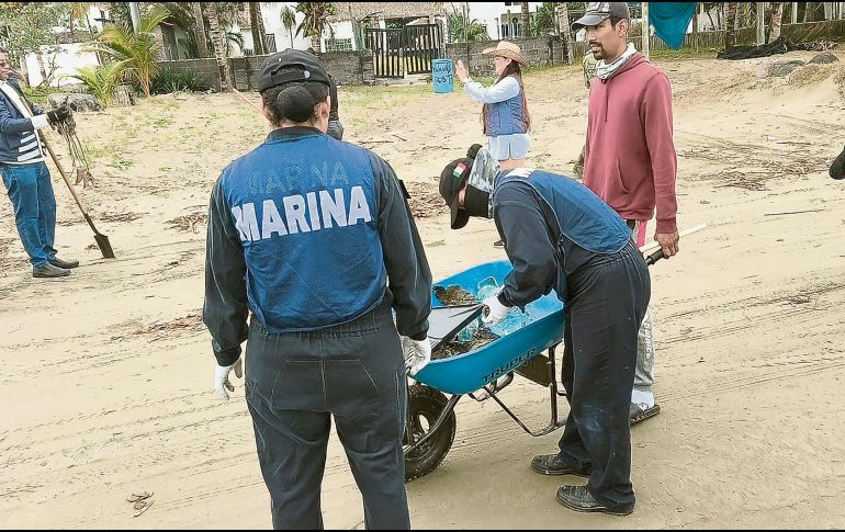 La Marina encabezó el operativo de limpieza de las zonas afectadas. ESPECIAL