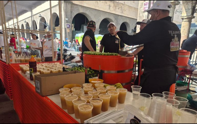 El día de hoy se regalarán al menos 25 mil tejuinos en el Centro Histórico de Guadalajara por el Día Municipal de la bebida. EL INFORMADOR / O. González