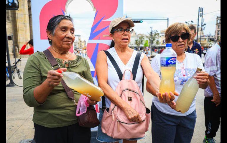 Ciudadanos se manifestaron en el Centro de Guadalajara para exigir una emergencia sanitaria por la mala calidad del agua en la ZMG. EL INFORMADOR / J. Acosta