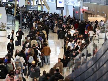 La falta de acuerdo entre republicanos y demócratas sobre el financiamiento del Departamento de Seguridad Nacional (DHS) ha derivado en un caos en distintos aeropuertos del país, donde los pasajeros hacen filas kilométricas. AFP