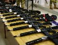El tráfico ilegal de armas de uso militar opera a través de redes internacionales que utilizan documentos falsos y rutas encubiertas para abastecer a organizaciones criminales. AFP