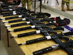 El tráfico ilegal de armas de uso militar opera a través de redes internacionales que utilizan documentos falsos y rutas encubiertas para abastecer a organizaciones criminales. AFP