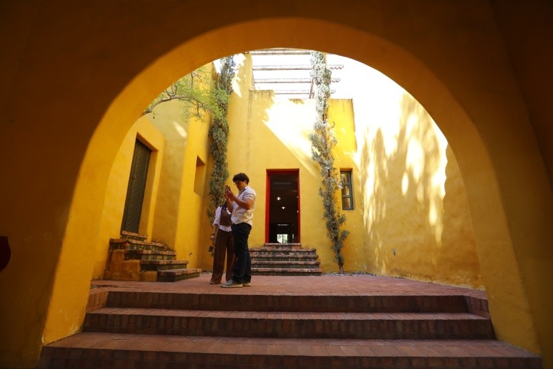 Personas toman fotografías en la 