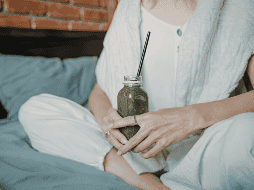 El consumo de jugo verde también puede apoyar la digestión. CANVA