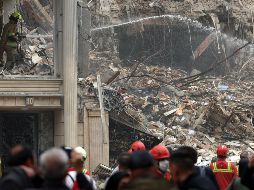 Un grupo de rescatistas trabaja entre los escombros de un edificio que fue atacado por Estados Unidos e Israel en Irán. EFE/A. Taherkenareh