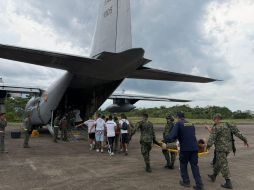 Fotografía tomada de la cuenta oficial del comandante de las Fuerzas Militares de Colombia (FF.MM.) @COMANDANTE_FFMM en la red social X que muestra a integrantes de las FF.MM. trasladando heridos de un accidente aéreo en Puerto Leguizamo (Colombia). EFE/ @COMANDANTE_FFMM