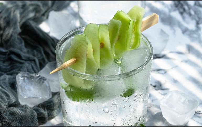 Además de ser refrescante, el agua de pepino aporta nutrientes esenciales como vitamina C, vitamina K, potasio y magnesio. PIXABAY