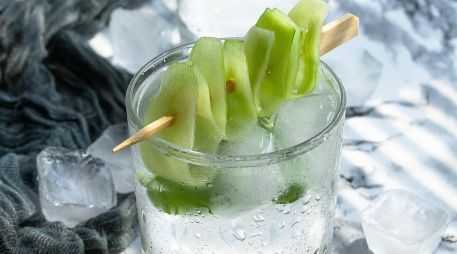 Además de ser refrescante, el agua de pepino aporta nutrientes esenciales como vitamina C, vitamina K, potasio y magnesio. PIXABAY