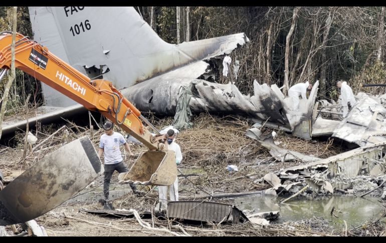 Equipos de rescate recorren el avión Hércules C-130 de la Fuerza Aeroespacial Colombiana accidentado en Puerto Leguízamo. EFE/Putumayo Al Revés