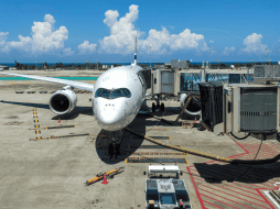 Mientras las aerolíneas europeas mitigan el golpe mediante coberturas de combustible, las compañías en Estados Unidos y América Latina enfrentan el encarecimiento directo. CANVA