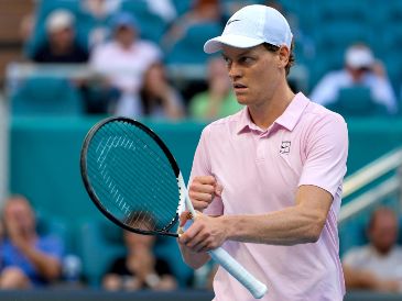 Jannik Sinner se metió a los mejores ocho de un Masters por vigésima vez tras dejar en el camino a un agresivo Alex Michelsen con parciales de 6-5 y 7-6(4). EFE/ A. Boal.