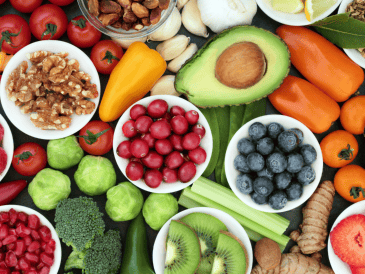 Leer etiquetas, revisar ingredientes y optar por alimentos frescos y poco procesados puede marcar una diferencia importante en la calidad de la dieta.  CANVA