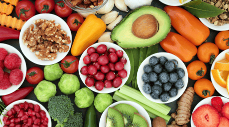 Leer etiquetas, revisar ingredientes y optar por alimentos frescos y poco procesados puede marcar una diferencia importante en la calidad de la dieta.  CANVA