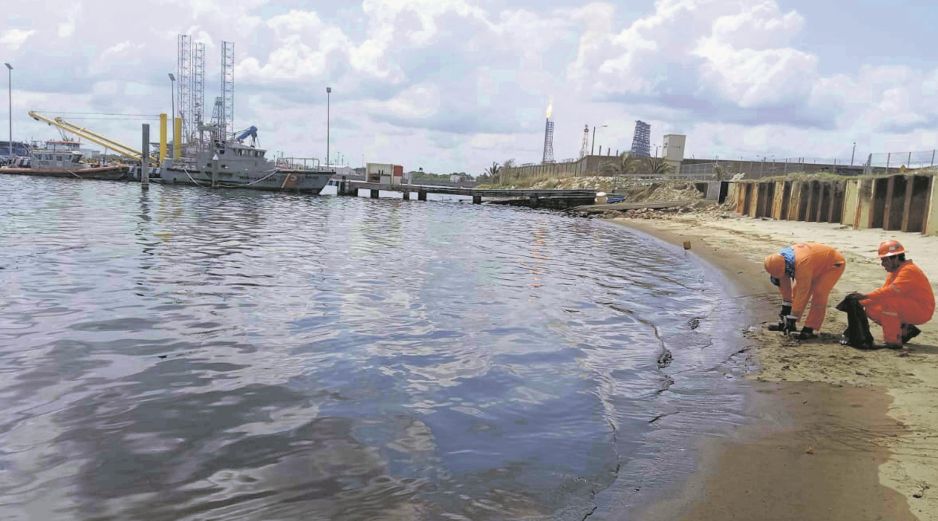 Personal realiza labores de limpieza en la playa para retirar residuos de petróleo tras el derrame en el Golfo de México. EL UNIVERSAL