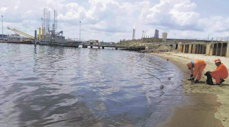 Personal realiza labores de limpieza en la playa para retirar residuos de petróleo tras el derrame en el Golfo de México. EL UNIVERSAL