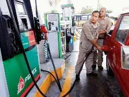 Un operador abastece diésel en una estación, en medio de señalamientos por incrementos en su precio. EL INFORMADOR/ Archivo