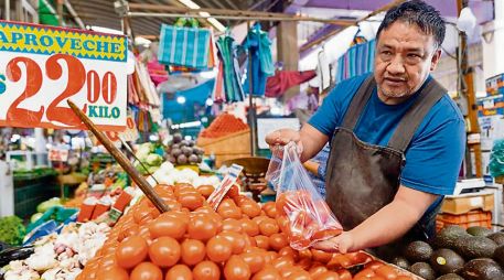 Un vendedor acomoda verduras en su puesto mientras enfrenta el alza en precios, que impacta la venta diaria y el gasto de los clientes. EL UNIVERSAL